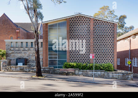 Une partie de l'église St Albans dans le Sydney Australie suburb de Lindfield, brise ce verre et bloc d'après-guerre, bâtiment moderne a été érigé en 1963 Banque D'Images