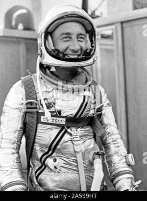 S61-02845 (1961) --- Portrait de l'astronaute Virgil I. Grissom (Gus) dans sa combinaison pressurisée, et porter son casque en Hanger S à Cape Canaveral, Florida avant la mission Mercury-Redstone 4. Banque D'Images