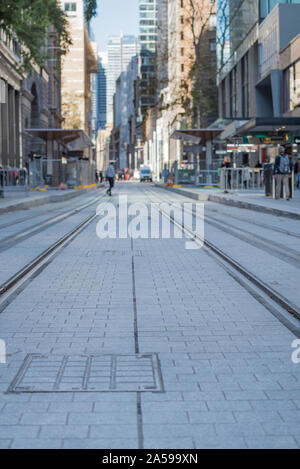 Juin 2019, George St Sydney près de la gare de Wynyard, précédemment une route pleine de voitures et bus est étrangement calme en préparation de la nouvelle rampe d'éclairage Banque D'Images