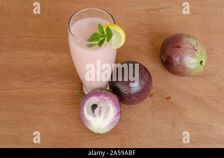 Verre de jus de pomme étoile sur table en bois Banque D'Images