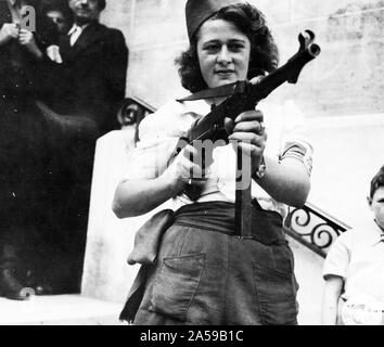 Aug 23, 1945 Nicole un partisan français qui ont capturé 25 nazis dans la région de Chartres, en plus de la liquidation d'autres, pose avec le fusil automatique Banque D'Images