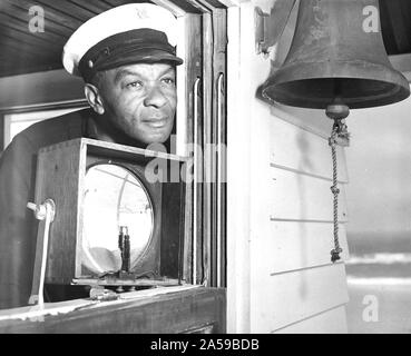 Maître de Première Classe Lonnie C. Gray, USCG légende originale se lit comme suit : 'le clignotement des signaux provenant de la tour d'observation à l'île de pois identifier friendly de plaisance. Lonnie C. Gray ca. 1942 Banque D'Images