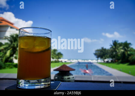 Thé glacé avec ciel bleu et une piscine. Cette photo a été prise lors d'un voyage au centre du Vietnam, l'automne de 2019. Banque D'Images