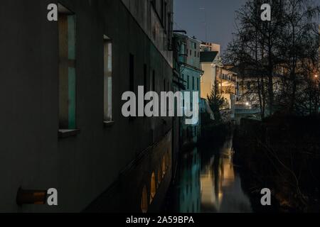 Plan horizontal de bâtiments d'appartements près du lac la nuit à Vigevano, Italie Banque D'Images