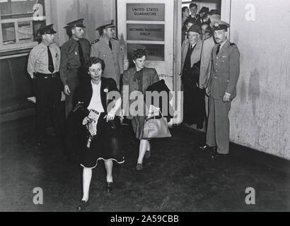 Les passagers en provenance de Londres entrant dans la chambre de quarantaine à l'aéroport LaGuardia à New York City ca. 1947 Banque D'Images