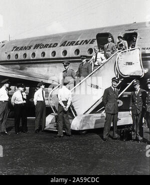 Les passagers en provenance de Le Caire, Egypte l'écorçage à l'aéroport international John F. Kennedy à New York avec les agents d'inspection Semaines et Evans à l'avant ca. 1947 Banque D'Images