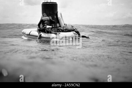 (16 mai 1963) --- Une équipe de l'US Navy frogman attache un collier à la flottaison Mercury-Atlas 9 (MA-9)'foi 7' engin spatial pendant des opérations de valorisation dans le centre du Pacifique près de l'île de Midway. Banque D'Images