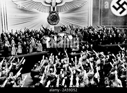 Hitler accepte l'ovation du Reichstag après l'annonce de l'acquisition de "rétablissement de la paix" de l'Autriche. Elle a ouvert la voie à l'annexe la région des Sudètes en Tchécoslovaquie, en grande partie habitée par une population de langue allemande. Berlin, mars 1938. Banque D'Images