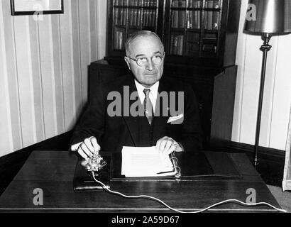 12 24 1951 Le président Harry S. Truman à Independence (Missouri), la veille de Noël. Il s'apprête à donner son adresse à la nation de Noël et l'éclairage à distance à l'arbre de Noël National à Washington, D. C. Banque D'Images