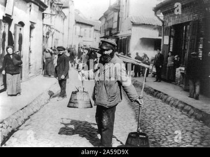 L'eau debout dans transporteur juif street à Vilna, Russie 1922 Banque D'Images