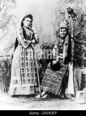 Les femmes ukrainiennes ou russes peu de femmes en costume national 1900-1923 Banque D'Images