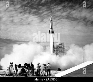 (24 juillet 1950) Un nouveau chapitre dans l'espace vol a commencé en juillet 1950 avec le lancement de la première fusée de Cape Canaveral, Floride : le bouclier 8. Ci-dessus, Bouclier 8 est un ambitieux programme de fusée à deux étages ont occupé une base de missiles V-2 avec un caporal WAC fusée. Banque D'Images