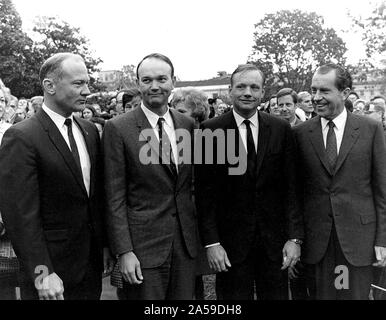 (5 novembre 1969) Le président Nixon répond aux astronautes d'Apollo 11, Neil A. Armstrong, Edwin E. Aldrin, Jr, et Michael Collins, sur la pelouse de la Maison Blanche à leur retour de leur visite à l'échelle mondiale. Banque D'Images