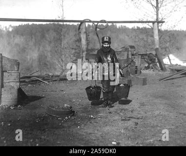 Shorpy ; un graisseur sur le tipple à Bessie Mine, Alabama. Porte deux seaux lourds de graisse et est souvent d'être écrasé par les voitures, Novembre 1910 Banque D'Images
