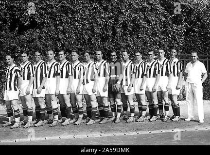1931-1932 Saison 1931-1932 de la Juventus. De gauche à droite : P. inistrinho', 'MSernagiotto R. Orsi, G. Vecchina, U. Caligaris, L. Monti, M. Ferrero, R. Cesarini, G. Ferrari, G. Combi, C. Rosetta (capitaine), F Munerati, M. Varlien (I), L., G. Bertolini (Varglien II), C. Carcano (formateur). Banque D'Images