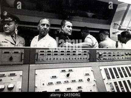 Von Braun dans blockhaus à lancement de Pioneer IV, 3/3/59. De G à D :/ non identifiés. Kurt-Dr,Debus/ Von Braun/ Le Général Medaris,John/ T0. Le général Barclay,John Banque D'Images