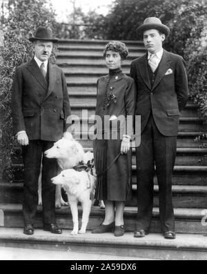 Le président Calvin Coolidge et la Première Dame Grace Coolidge avec leur fils John qui est venu à la maison pour aller passer les vacances de Noël avec eux à la Maison Blanche ca. Présidentielle 1925 (avec animaux domestiques, deux chiens) Banque D'Images