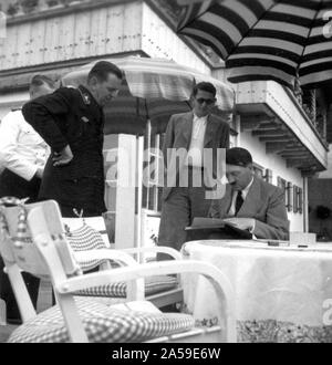Eva Braun Collection (dvadvadaset) - lecture d'Adolf Hitler à la table à l'extérieur ca. fin des années 1930 ou au début des années 1940 Banque D'Images