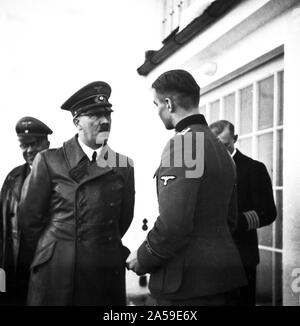 Eva Braun Collection (dvadvadaset) - Adolf Hitler parlant avec un soldat ca. fin des années 1930 ou au début des années 1940 Banque D'Images