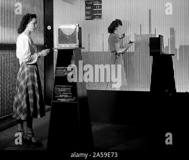 Femme les ordinateurs à la National Advisory Committee for Aeronautics (NACA) Lewis Flight Propulsion Laboratory copier les relevés de pression Manomètres de lignes en dessous de la 18- par 18 pouces Soufflerie supersonique. ca. 1949 Banque D'Images