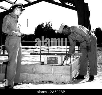 Pose de la pierre angulaire du nouveau dépôt chapelle à l'Barstow Annexe de la Marine Corps Depot de fournitures, de San Francisco, le 2 septembre 1952. Le service a été menée par l'US Navy Chaplain Warren L. Bost (à gauche), à l'aumônier protestant Barstow annexe, avec le colonel de l'US Marine Arthur J. Davis, commandant du Barstow annexe définissant la pierre angulaire en place. Banque D'Images