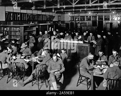 1918 ou 1919 - La bibliothèque "en action", à environ 7 h 30 dans la soirée. C'est typique de tous les soirs. Kearny Camp, Linda Vista, Cal Banque D'Images