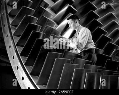 Un ingénieur examine les principaux compresseur pour le 10- par 10 pieds de soufflerie supersonique à la National Advisory Committee for Aeronautics (NACA) Lewis Flight Propulsion Laboratory. Banque D'Images