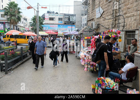 Scène de rue à Ramallah une ville palestinienne dans le centre de la Cisjordanie dans les territoires palestiniens Banque D'Images