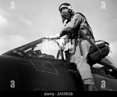 Joe pilote Algranti monte dans le cockpit d'un McDonnell F2H-2B Banshee sur le tarmac de la National Advisory Committee for Aeronautics (NACA) Lewis Flight Propulsion Laboratory. Banque D'Images