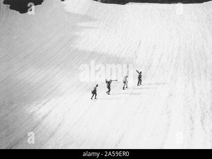 Champ topographique USGS partie traversant une congère à la tête de Grand Creek au-dessus de leur camp près de Moose Lake, tout en définissant le Mt. Constance dans les montagnes olympiques quadrangle de Washington. Cela a été pris le 29 juillet 1931 Banque D'Images