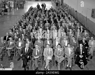 Les participants au cours de l'écoute, le 22 mai 1956 Inspection de la nouvelle- 10 par 10 pieds de soufflerie supersonique à la National Advisory Committee for Aeronautics (NACA) Lewis Flight Propulsion Laboratory. Banque D'Images