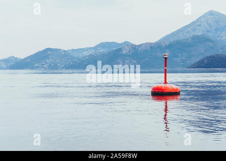 La bouée rouge flottant à la surface de l'eau. Le parc national du lac de Skadar au Monténégro. Concept de la solitude Banque D'Images
