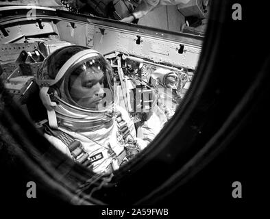 (18 juillet 1966) --- Close-up de l'astronaute Michael Collins, Gemini-10 pilote, faire les derniers réglages et vérifications dans le vaisseau au cours de lancement compte à rebours. En arrière-plan droit est l'astronaute John W., jeune pilote de commande. Banque D'Images