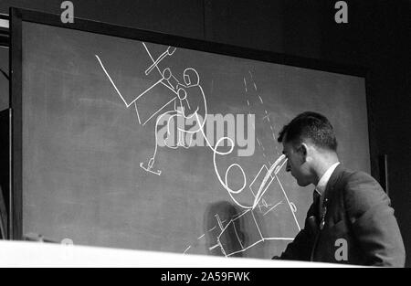 (1) Août 1966 --- L'astronaute John W. Young, Gemini-10 pilote de commande, utilise un dessin à la craie sur un tableau noir pour illustrer comment l'astronaute Michael Collins, Gemini-10 pilote, quand il a inspecté le véhicule d' cible Agena durant son activité extravéhiculaire. Banque D'Images