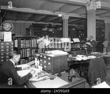 U.S. Geological Survey bibliothèque dans Hooe Building, Washington DC. Bibliothèque Tournante note à gauche, à côté de catalogues sur fiches, Banque D'Images