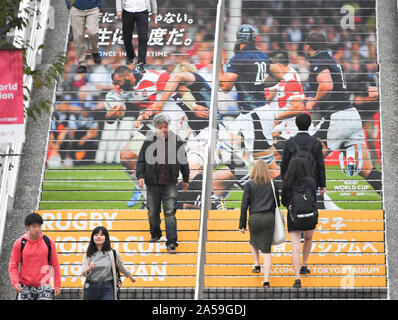 Tokyo, Japon. 18 Oct, 2019. Les personnes sont considérées passant sur un escalier près de l'entrée de la stade de Tokyo au Japon où la Coupe du Monde de Rugby 2019 a lieu. Photo prise le 19 octobre 2019. Photo par : Ramiro Agustin Vargas Tabares Crédit : Ramiro Agustin Vargas Tabares/ZUMA/Alamy Fil Live News Banque D'Images