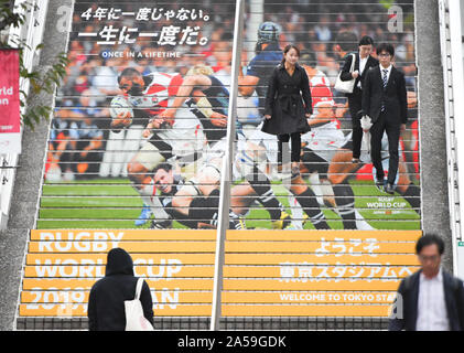 Tokyo, Japon. 18 Oct, 2019. Les personnes sont considérées passant sur un escalier près de l'entrée de la stade de Tokyo au Japon où la Coupe du Monde de Rugby 2019 a lieu. Photo prise le 19 octobre 2019. Photo par : Ramiro Agustin Vargas Tabares Crédit : Ramiro Agustin Vargas Tabares/ZUMA/Alamy Fil Live News Banque D'Images