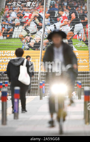 Tokyo, Japon. 18 Oct, 2019. Les personnes sont considérées passant sur un escalier près de l'entrée de la stade de Tokyo au Japon où la Coupe du Monde de Rugby 2019 a lieu. Photo prise le 19 octobre 2019. Photo par : Ramiro Agustin Vargas Tabares Crédit : Ramiro Agustin Vargas Tabares/ZUMA/Alamy Fil Live News Banque D'Images