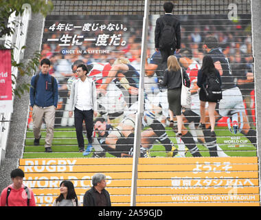 Tokyo, Japon. 18 Oct, 2019. Les personnes sont considérées passant sur un escalier près de l'entrée de la stade de Tokyo au Japon où la Coupe du Monde de Rugby 2019 a lieu. Photo prise le 19 octobre 2019. Photo par : Ramiro Agustin Vargas Tabares Crédit : Ramiro Agustin Vargas Tabares/ZUMA/Alamy Fil Live News Banque D'Images