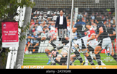 Tokyo, Japon. 18 Oct, 2019. Les personnes sont considérées passant sur un escalier près de l'entrée de la stade de Tokyo au Japon où la Coupe du Monde de Rugby 2019 a lieu. Photo prise le 19 octobre 2019. Photo par : Ramiro Agustin Vargas Tabares Crédit : Ramiro Agustin Vargas Tabares/ZUMA/Alamy Fil Live News Banque D'Images