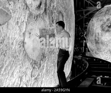 Artistes utilisé pinceaux et aérographes pour recréer la surface lunaire sur chacun des quatre modèles comprenant la LOLA simulateur. ca. 1965 Banque D'Images