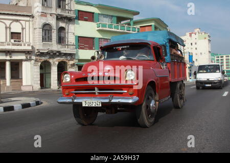 Location de camion rouge des années 50, La Havane, Cuba. Banque D'Images