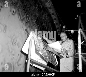 1964 - Les artistes utilisé pinceaux et aérographes pour recréer la surface lunaire sur chacun des quatre modèles comprenant la LOLA simulateur. Banque D'Images