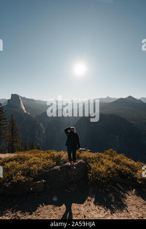 Vue sur la vallée de Yosemite avec Halfdome et Cascades à l'arrière-plan Banque D'Images