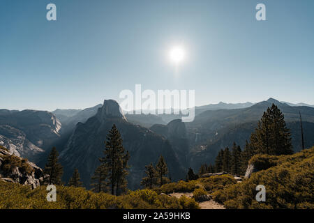 Vue sur la vallée de Yosemite avec Halfdome et Cascades à l'arrière-plan Banque D'Images