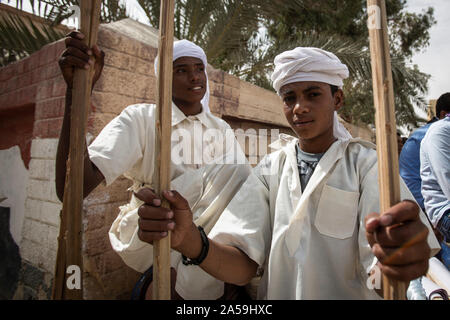 Siwa, Égypte. 17 Oct, 2019. Les jeunes garçons avec des échasses car ils prennent part à une parade festive marquant la date palm saison des récoltes pour l'Egypte l'oasis de Siwa. Credit : Gehad Hamdy/dpa/Alamy Live News Banque D'Images