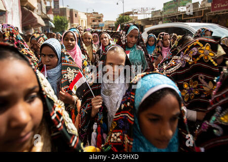 Siwa, Égypte. 17 Oct, 2019. Les jeunes filles portant des costumes traditionnels Siwan prendre part à une parade festive marquant la date palm saison des récoltes pour l'Egypte l'oasis de Siwa. Credit : Gehad Hamdy/dpa/Alamy Live News Banque D'Images