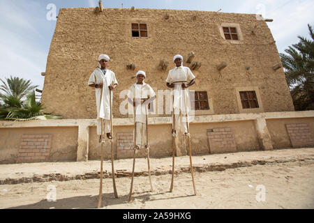 Siwa, Égypte. 17 Oct, 2019. Les jeunes garçons se tenir sur des échasses qu'ils prennent part à une parade festive marquant la date palm saison des récoltes pour l'Egypte l'oasis de Siwa. Credit : Gehad Hamdy/dpa/Alamy Live News Banque D'Images