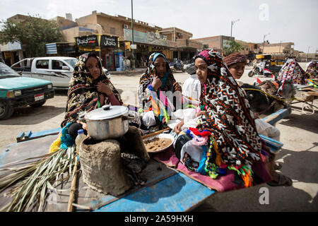 Siwa, Égypte. 17 Oct, 2019. Les jeunes filles portant des costumes traditionnels Siwan prendre part à une parade festive marquant la date palm saison des récoltes pour l'Egypte l'oasis de Siwa. Credit : Gehad Hamdy/dpa/Alamy Live News Banque D'Images