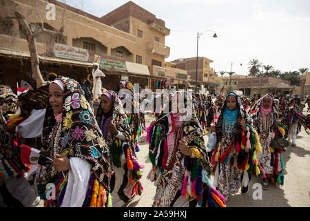 Siwa, Égypte. 17 Oct, 2019. Les jeunes filles portant des costumes traditionnels Siwan prendre part à une parade festive marquant la date palm saison des récoltes pour l'Egypte l'oasis de Siwa. Credit : Gehad Hamdy/dpa/Alamy Live News Banque D'Images